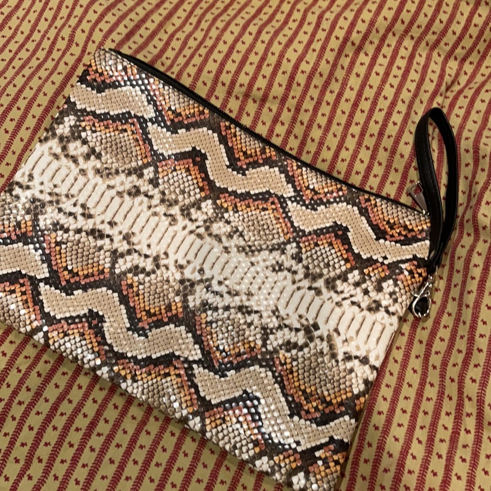 NEW FAUX LEATHER LARGE WRISTLET IN SNAKE PRINT
